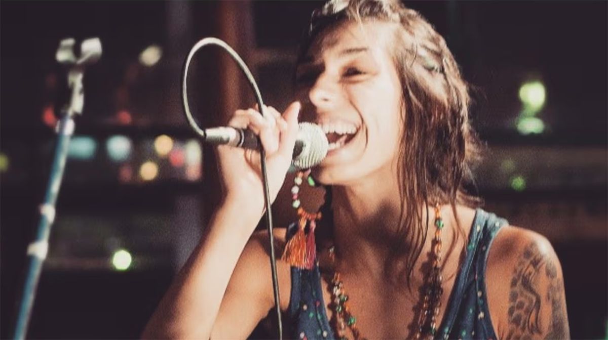 Araceli Julio era cantante de Satélite Kingston y activa denunciante de los ajustes oncológicos.