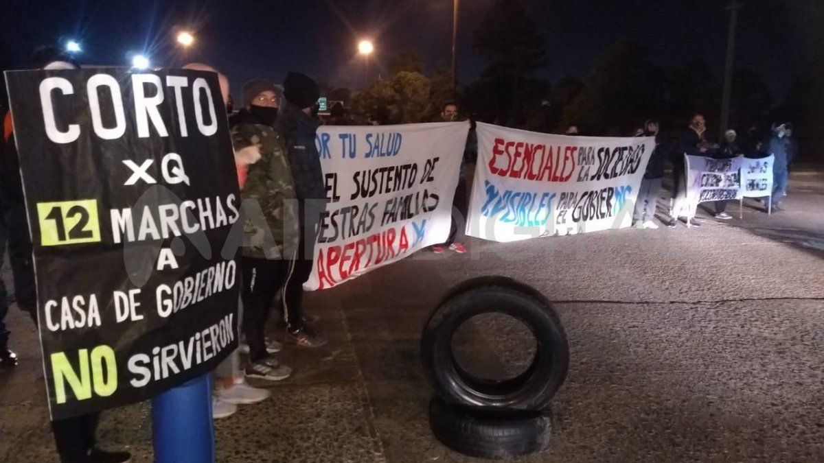 Los representantes de los gimnasios de Santa Fe realizaron un corte de tránsito en el Puente Carretero.&nbsp;