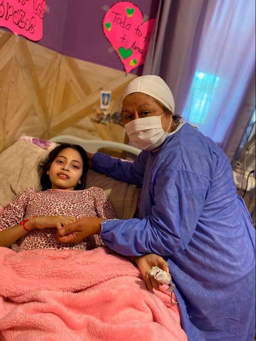 Desde su casa, ubicada en el barrio San Martín, en Las Termas de Río Hondo, Abigail es supervisada por tres enfermeras y una doctora, todos profesionales de la salud de Las Termas de Río Hondo (Facebook)