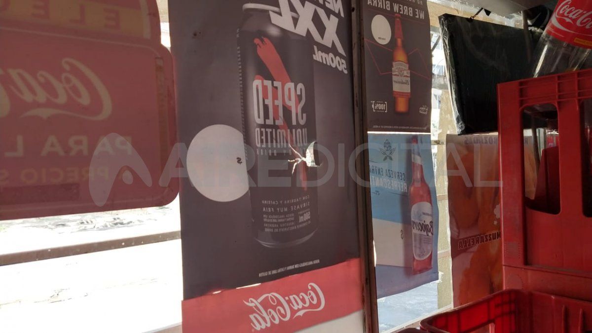 Desde el interior de la despensa baleada se observa el rastro del disparo de arma de fuego en el vidrio del frente. 