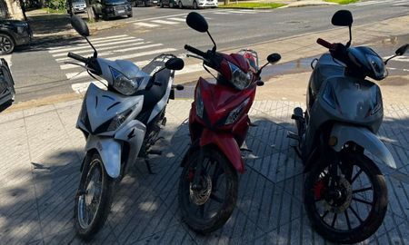 Agentes policiales seguían una moto robada con GPS en Villa Oculta de Santa Fe y encontraron otras dos que habían sido sustraídas días atrás. Agentes policiales seguían una moto robada con GPS en Villa Oculta de Santa Fe y encontraron otras dos que habían sido sustraídas días atrás.