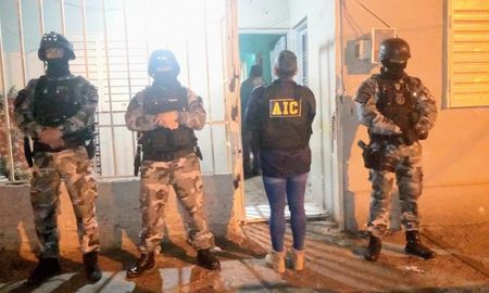 La Agencia de Investigación Criminal (AIC) llevó a cabo un amplio operativo de allanamiento en Rosario este martes. La Agencia de Investigación Criminal (AIC) llevó a cabo un amplio operativo de allanamiento en Rosario este martes.