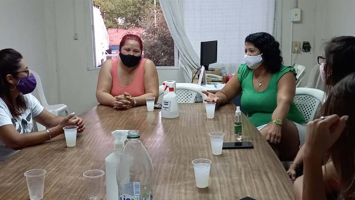 La Mesa de Género y Diversidades de la Red de Clubes Rosario en reunión con la diputada Bravo que presentó el proyecto en la Legislatura santafesina.&nbsp;