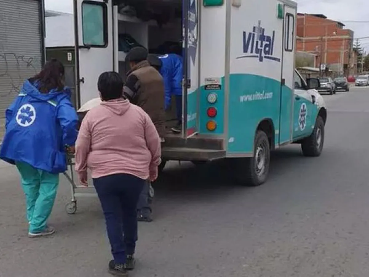 Unos vecinos actuaron rápido y alertaron a los ambulancieros. 