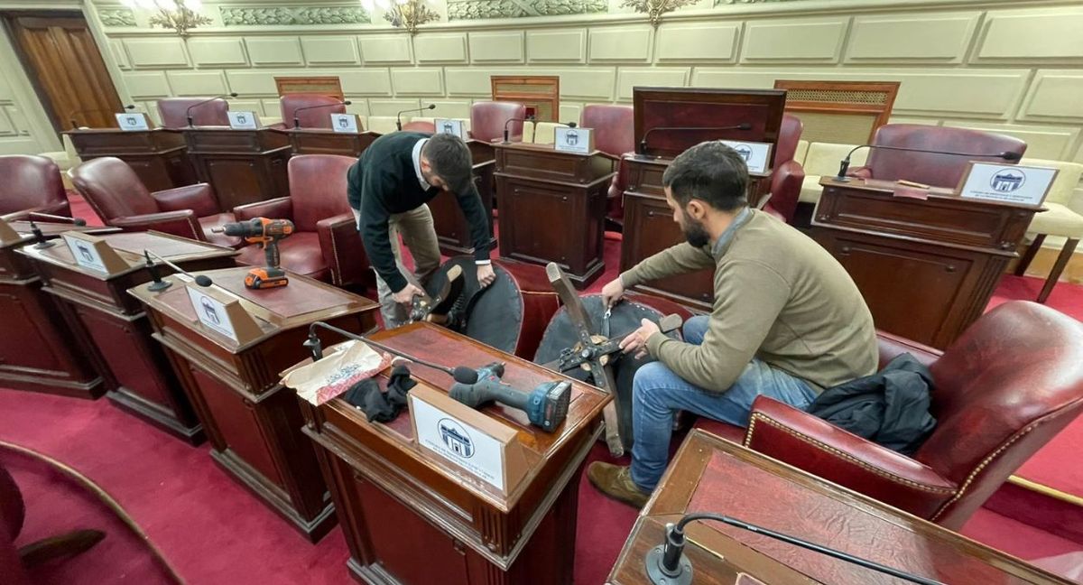 Las bancas que tradicionalmente albergan a los diputados serán reemplazadas por asientos más pequeños y móviles. Las bancas que tradicionalmente albergan a los diputados serán reemplazadas por asientos más pequeños y móviles.