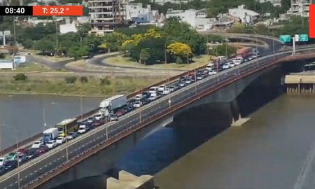 El tránsito está cortado en todos los ingresos a la ciudad de Santa Fe y en el egreso por el viaducto Oroño. El tránsito está cortado en todos los ingresos a la ciudad de Santa Fe y en el egreso por el viaducto Oroño.