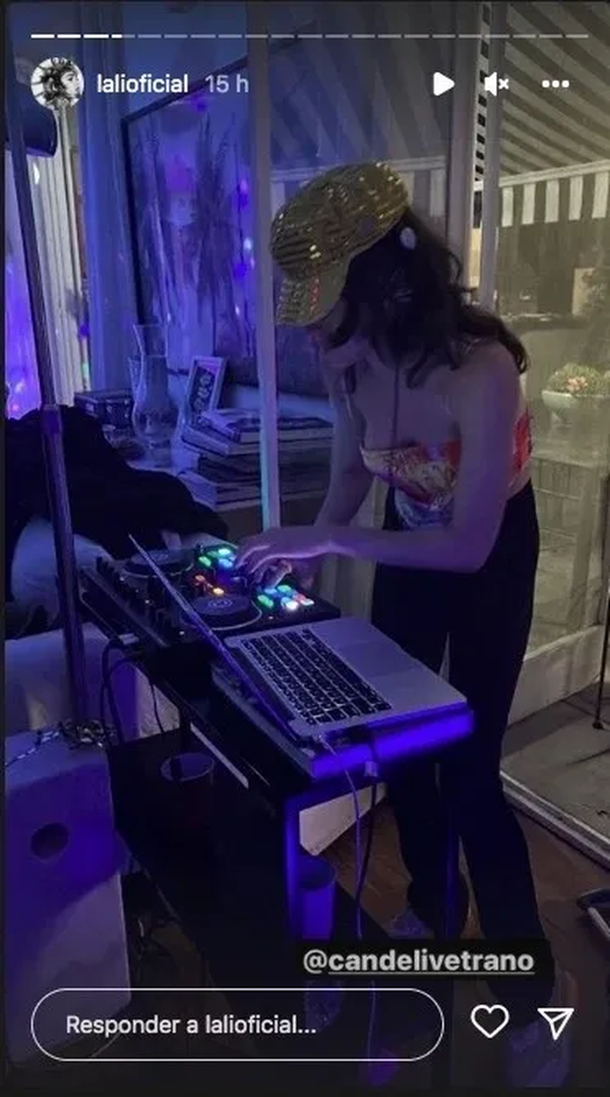 Candela Vetrano pasó música en la fiesta que hizo Lali Espósito en su casa.