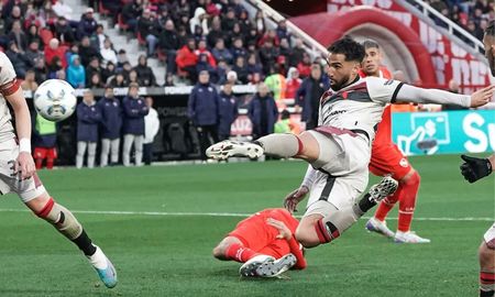 El Sabalero le ganó al Rojo 1-0, por la fecha 1 de la zona A de la Copa de la Liga. El Sabalero le ganó al Rojo 1-0, por la fecha 1 de la zona A de la Copa de la Liga.