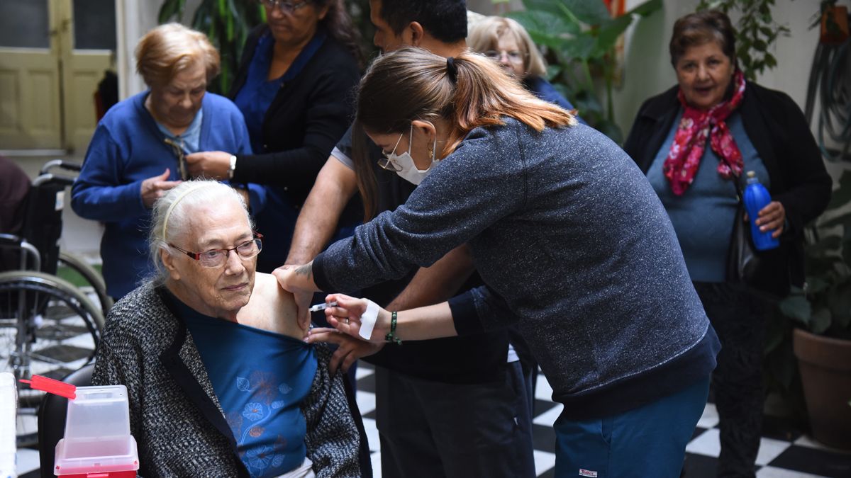 Las personas mayores de 50 años y con factores de riesgo tiene que aplicarse la vacuna de refuerzo cada seis meses.
