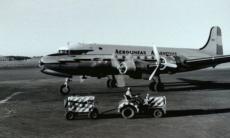 El primer avión de Aerolíneas Argentinas que aterrizó en Sauce Viejo fue un DC-3 Douglas. El primer avión de Aerolíneas Argentinas que aterrizó en Sauce Viejo fue un DC-3 Douglas.