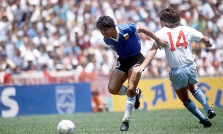 Diego Maradona encaró a toda velocidad y dejó en el camino a seis rivales. Diego Maradona encaró a toda velocidad y dejó en el camino a seis rivales.