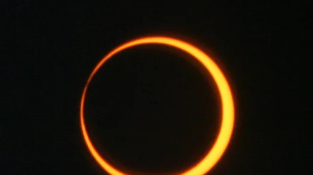 Durante un eclipse solar anular, como se muestra en la foto, la Luna nunca bloquea completamente la luz del Sol.&nbsp;