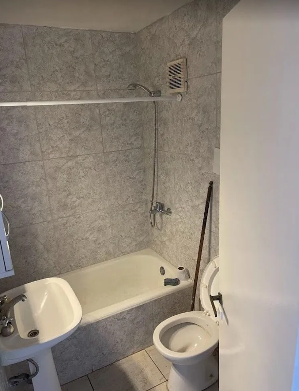 El ba&ntilde;o del mismo departamento que el usuario critic&oacute; en su cuenta de Twitter.