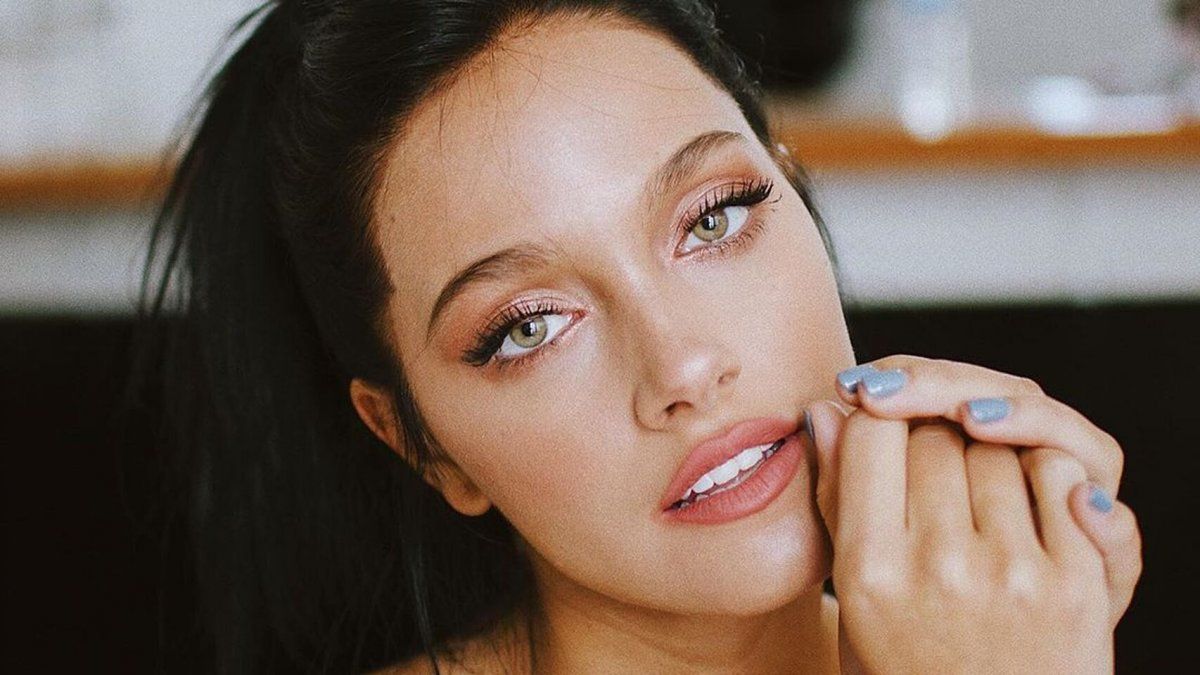 Oriana Sabatini impactó en su Instagram de entero negro y parada frente a un espejo