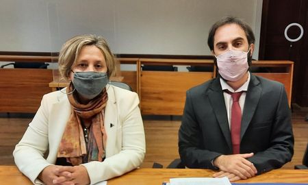 La oficina de prensa y difusión del Ministerio Público de la Acusación (MPA) emitió este viernes por la tarde un comunicado para desmentir las denuncias vertidas por los defensores de los exfucionarios del Ministerio de Seguridad de Santa Fe señalados por supuestos hechos de espionaje ilegal. La oficina de prensa y difusión del Ministerio Público de la Acusación (MPA) emitió este viernes por la tarde un comunicado para desmentir las denuncias vertidas por los defensores de los exfucionarios del Ministerio de Seguridad de Santa Fe señalados por supuestos hechos de espionaje ilegal.