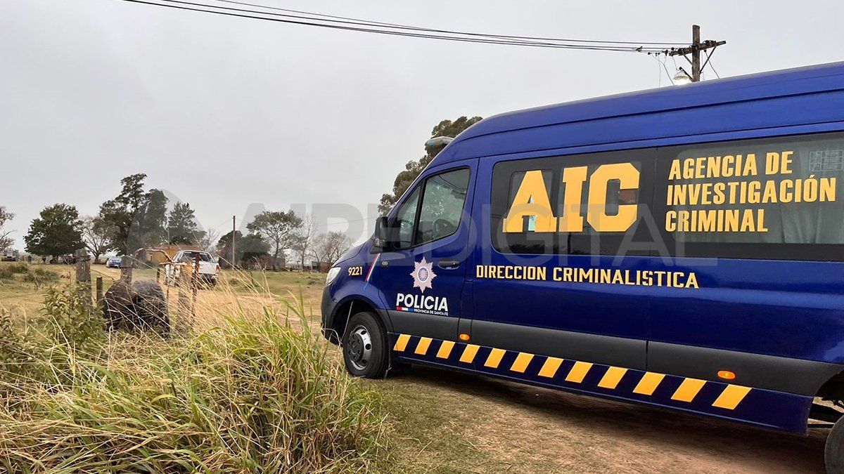 Peritos de la AIC en el inmueble donde ocurrió el homicidio.&nbsp;