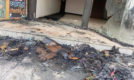 El calor generado por el incendio provocó el estallido de los vidrios del comercio. Ocurrió en el centro de Santa Fe. El calor generado por el incendio provocó el estallido de los vidrios del comercio. Ocurrió en el centro de Santa Fe.