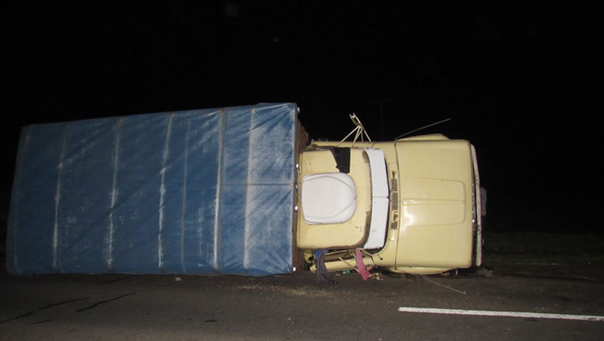 El camión quedó volcado en la banquina. El camión quedó volcado en la banquina.