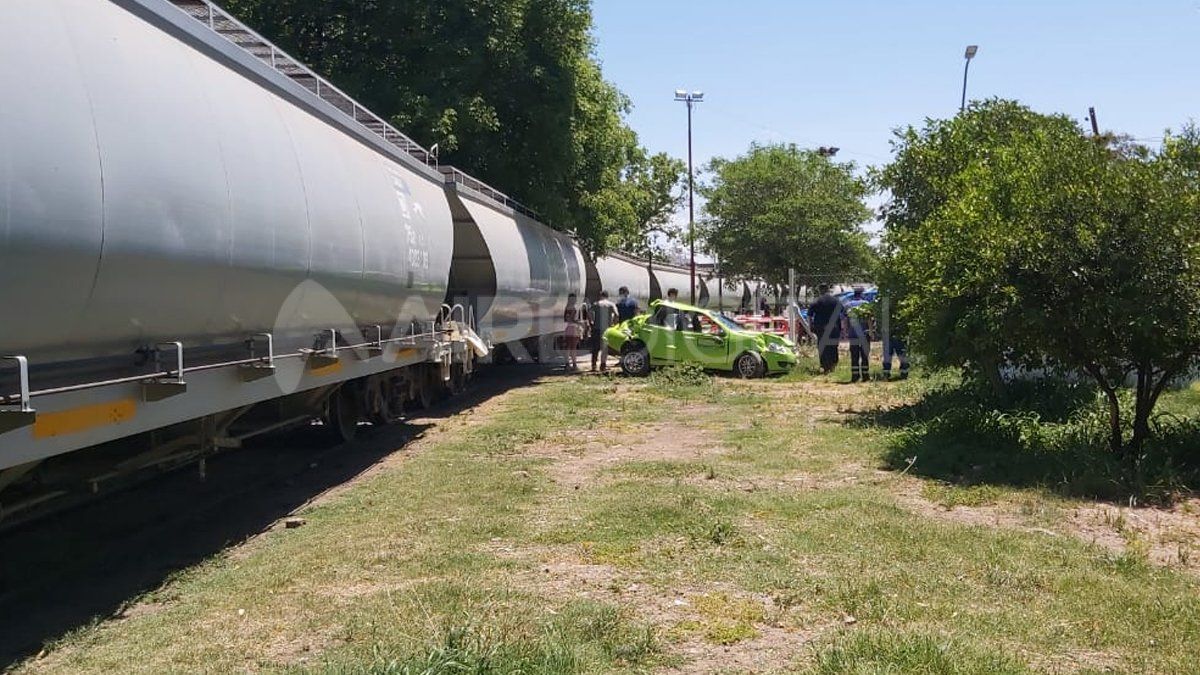 El Fiat Siena quedó destrozado.