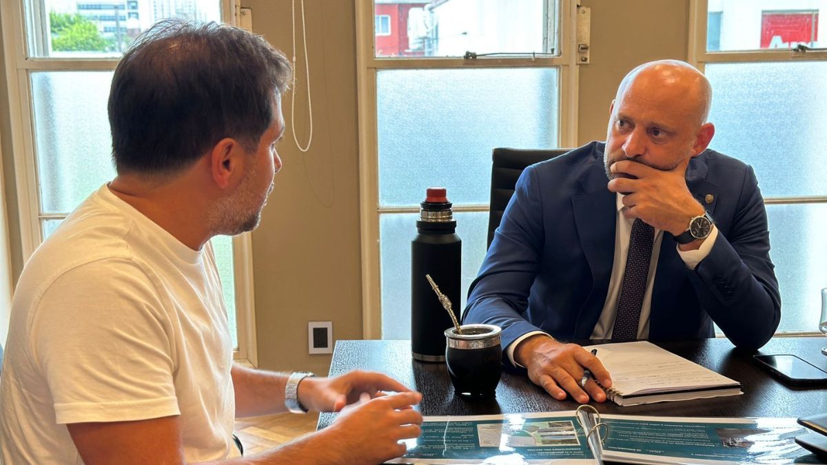 El concejal Lucas Simoniello junto al ministro Gustavo Puccini.