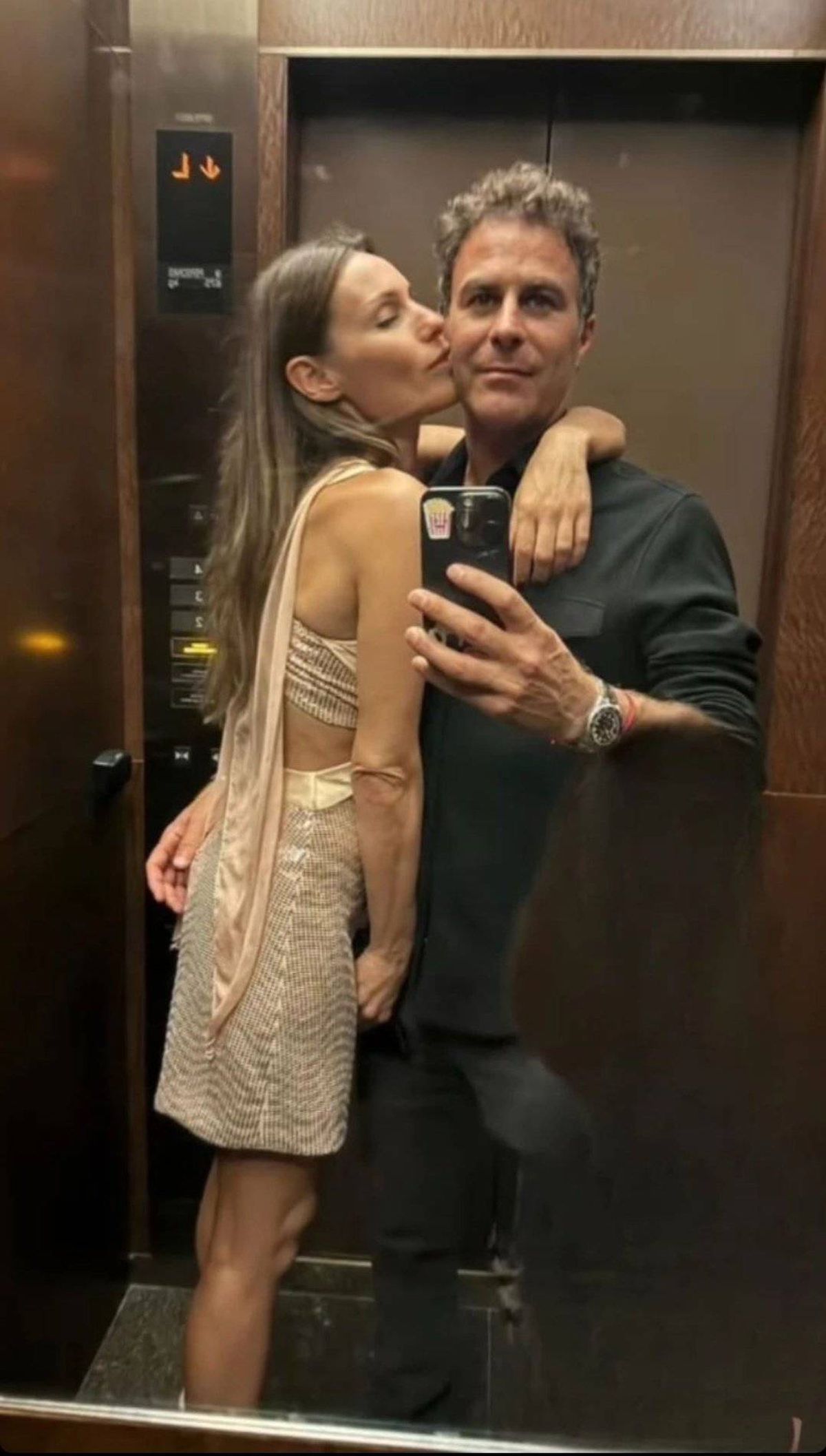 Pampita junto a su novio en el ascensor. Pampita junto a su novio en el ascensor.