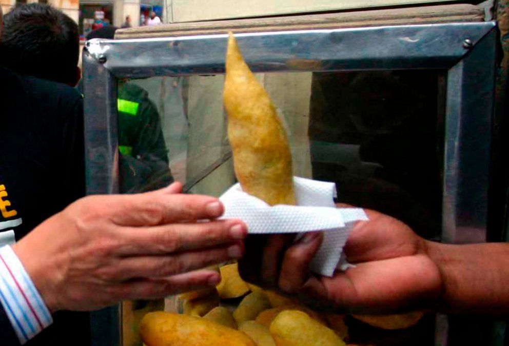 Compró sólo 4 empanadas para comer al paso y le cobraron una fortuna