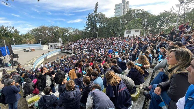 Más de 1.300 alumnos de cuarto grado juraron lealtad a la Bandera en el anfiteatro del Parque Sur