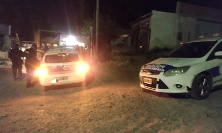 Intentó robar y atacó a un adolescente de 14 años, pero sus familiares lo atraparon y le dieron una feroz golpiza Intentó robar y atacó a un adolescente de 14 años, pero sus familiares lo atraparon y le dieron una feroz golpiza