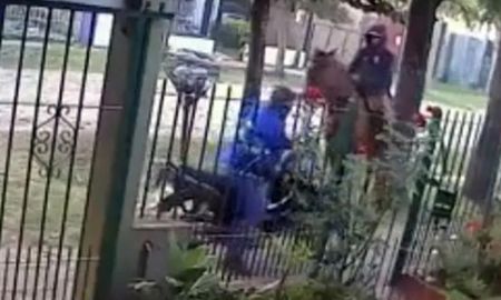 video: asi un ladron a caballo intento asaltar a un hombre que llegaba a su casa video: asi un ladron a caballo intento asaltar a un hombre que llegaba a su casa