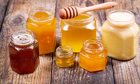 Beneficios de la miel, el remedio vcasero para el refrío común. Beneficios de la miel, el remedio vcasero para el refrío común.
