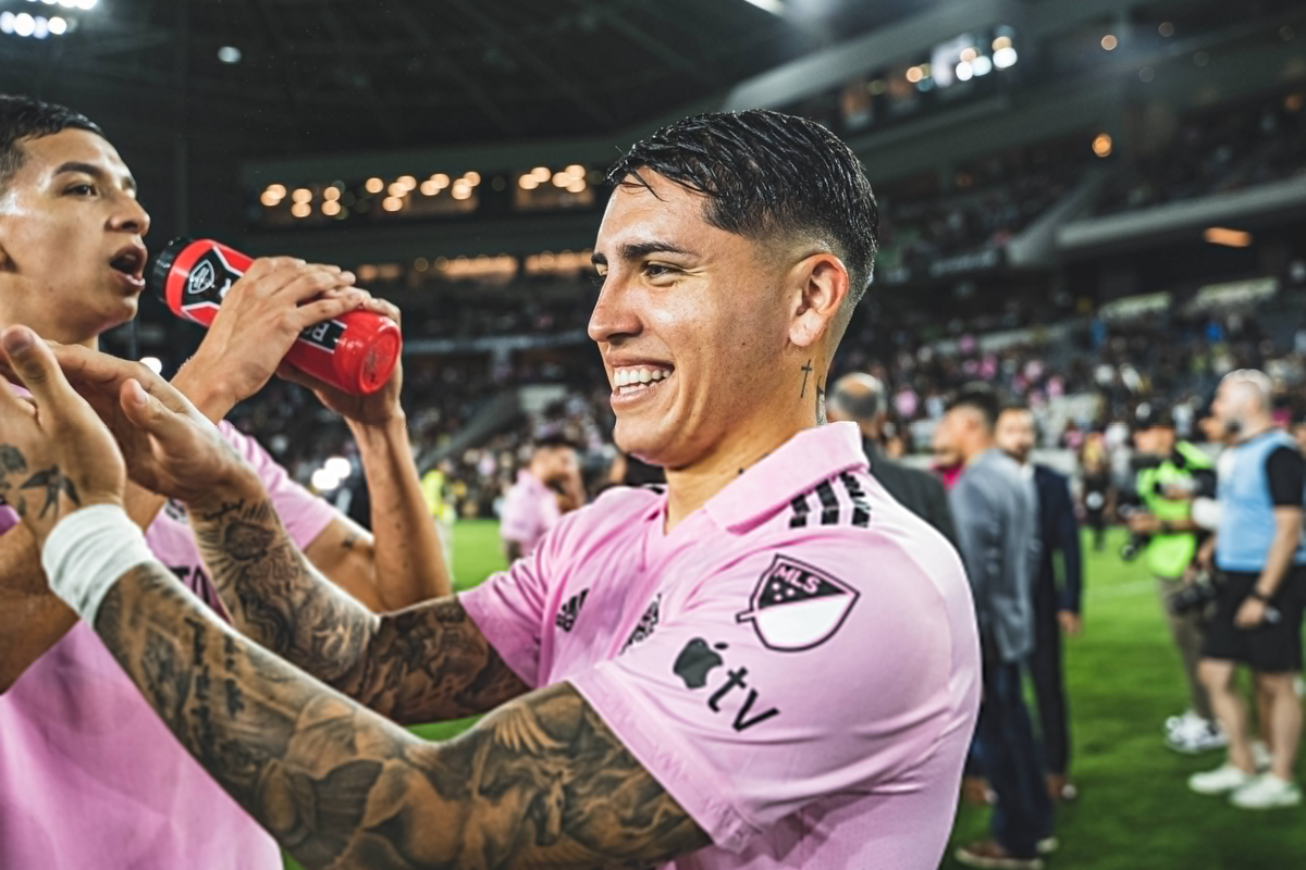 Quién es el ex-jugador campeón con Colón que se llevó la camiseta de Facundo Farías