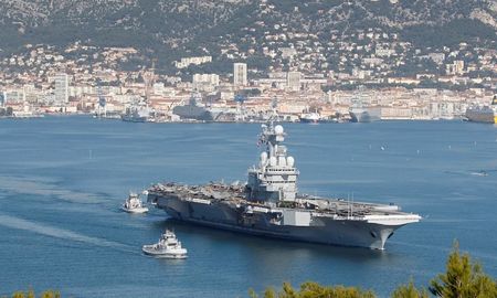 Todos se preguntan cómo llegó el virus a bordo y la nave ya se dirige a la base francesa de Toulon Todos se preguntan cómo llegó el virus a bordo y la nave ya se dirige a la base francesa de Toulon