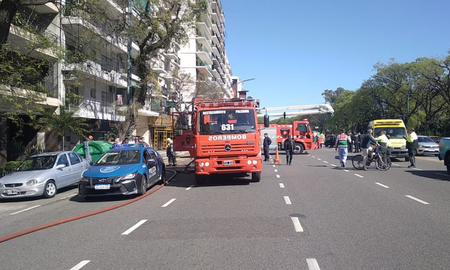 Los Bomberos se desplazaron rápidamente por el lugar y evacuaron a la totalidad de los vecinos de los departamentos linderos. Los Bomberos se desplazaron rápidamente por el lugar y evacuaron a la totalidad de los vecinos de los departamentos linderos.