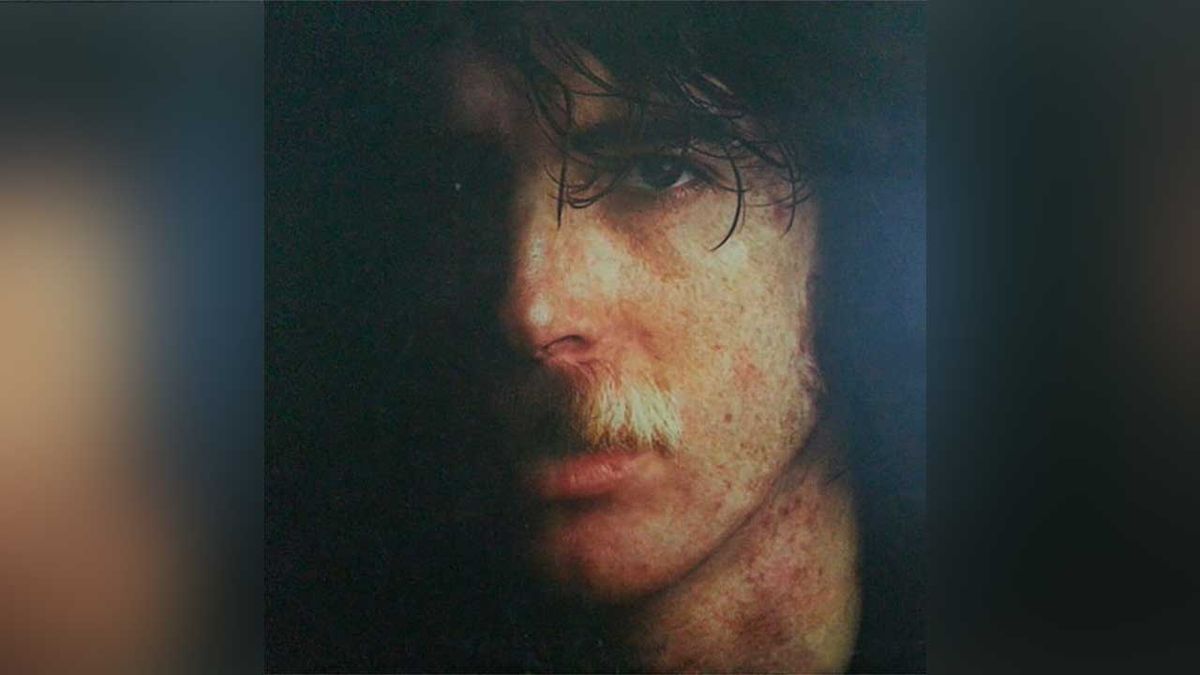 Charly García: la foto de portada de su disco Yendo de la cama al living&nbsp;