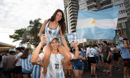 Cientos de personas se reúnen partido tras partido a celebraslas victorias de la “Scaloneta” en la esquina de Bulevar y Rivadavia. Cientos de personas se reúnen partido tras partido a celebraslas victorias de la “Scaloneta” en la esquina de Bulevar y Rivadavia.