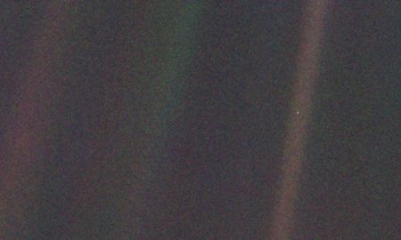 El 14 de febrero de 1990, la Voyager 1 tomó una foto de la Tierra a 6 mil millones de kilómetros de distancia. Ver a toda la humanidad en un pequeño punto azul pálido inspiró a Carl Sagan a escribir una profunda reflexión sobre la humanidad. El 14 de febrero de 1990, la Voyager 1 tomó una foto de la Tierra a 6 mil millones de kilómetros de distancia. Ver a toda la humanidad en un pequeño punto azul pálido inspiró a Carl Sagan a escribir una profunda reflexión sobre la humanidad.