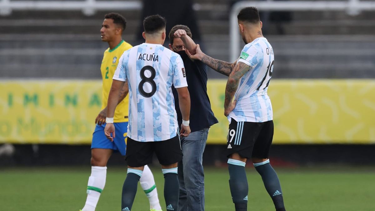 Una invasión al campo de juego de autoridades sanitarias provocó la suspensión del partido entre Brasil y Argentina.