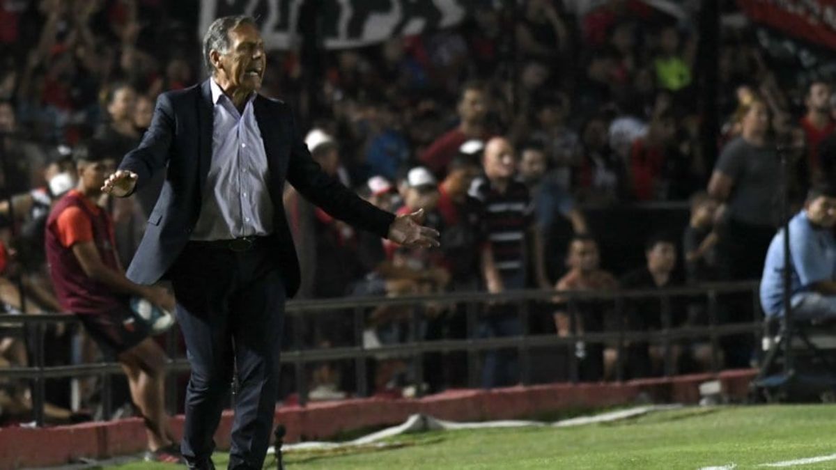 Miguel Ángel Russo en su última visita al estadio de Colón: en la victoria por 4 a 0 a favor de Boca que semanas más tarde se consagró Campeón.