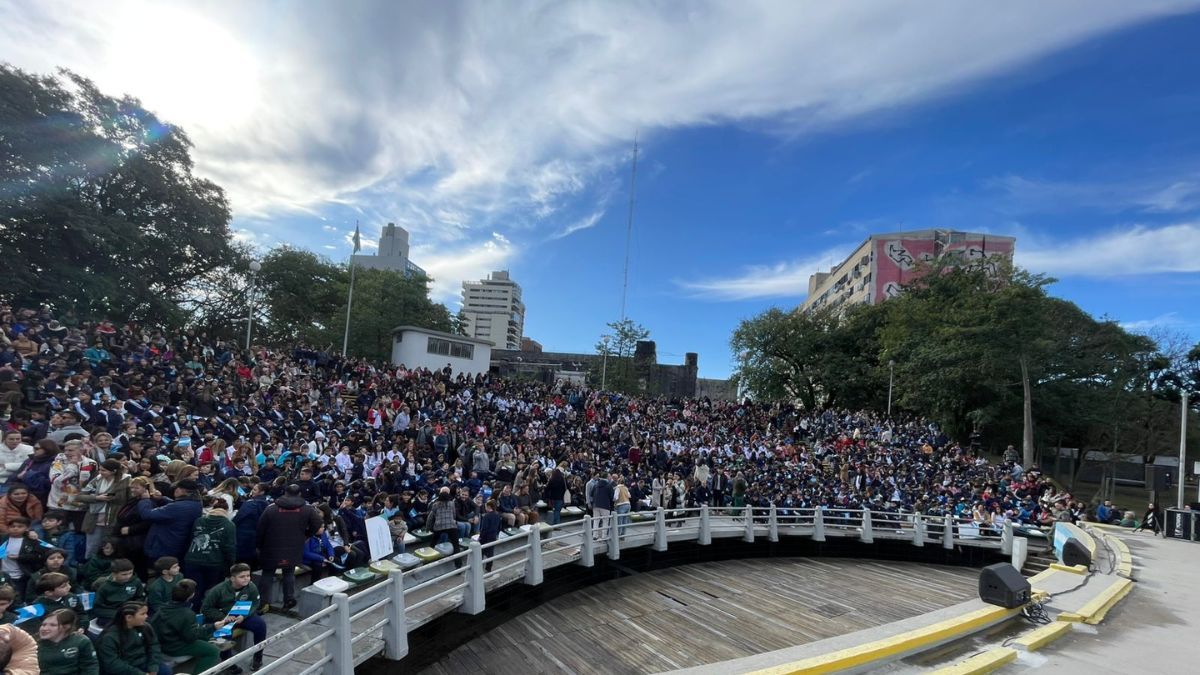 El anfiteatro del Parque del Sur está ubicado en avenida Arturo Illia al 1100. El anfiteatro del Parque del Sur está ubicado en avenida Arturo Illia al 1100.