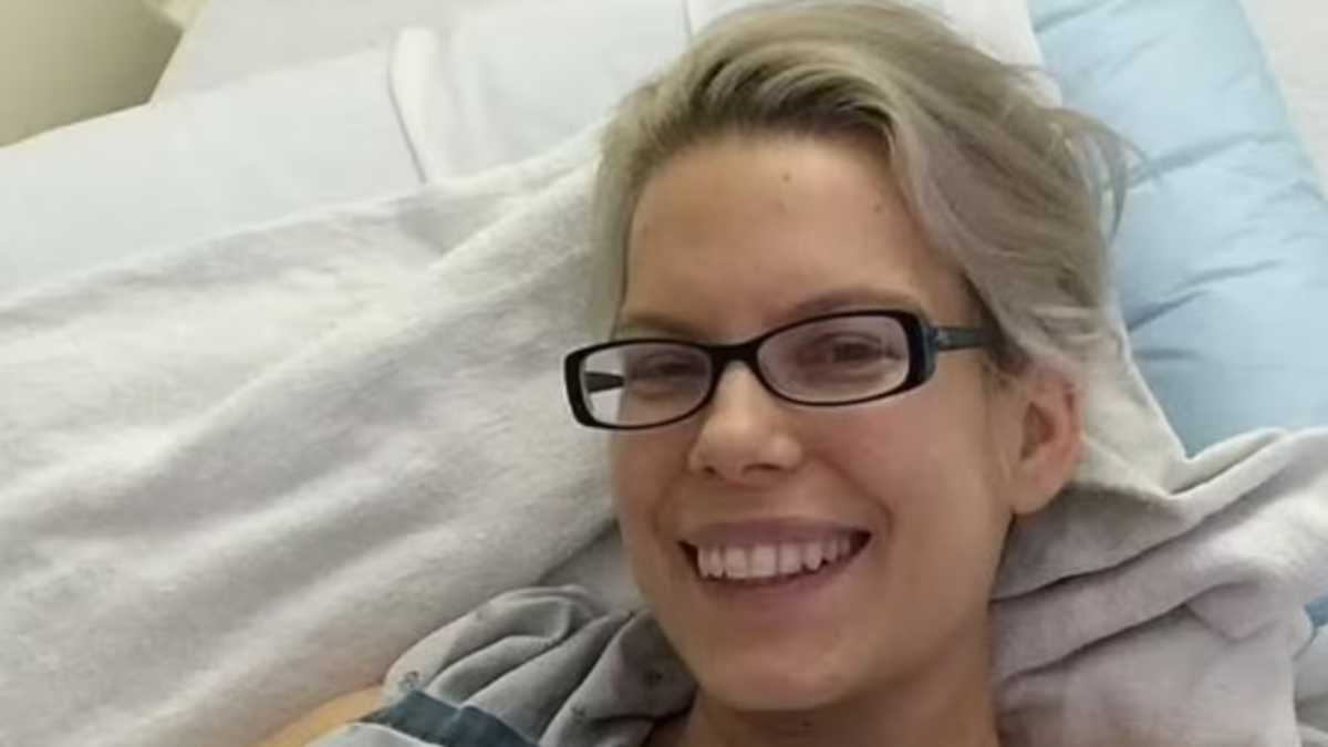 La verdadera Molly Kochan en la camilla del hospital 