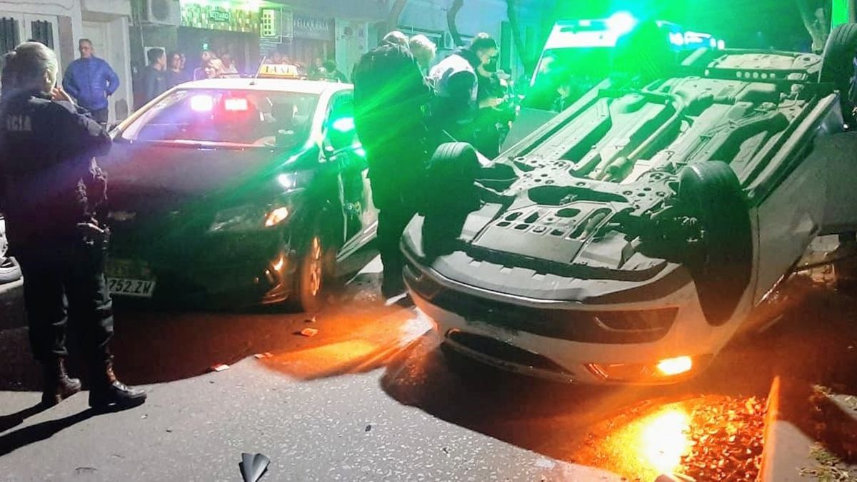 El auto quedó tumbado, con las ruedas para arriba, luego de los disparos y de chocar con un taxi, que permanecía también en la escena del crimen.