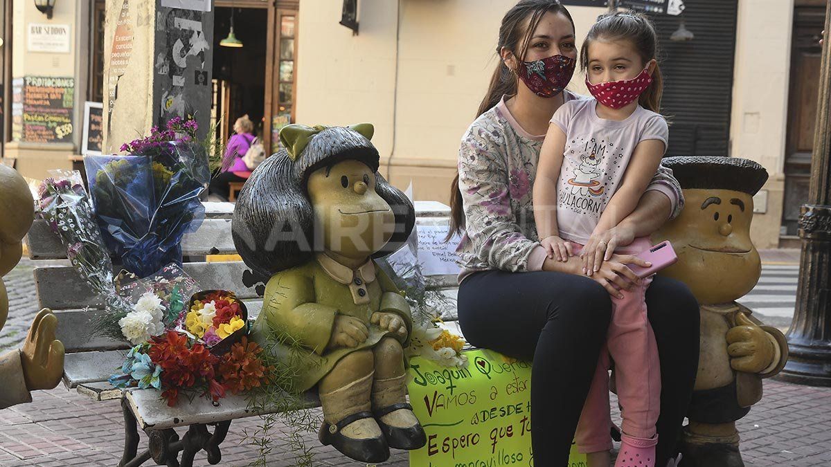 La escultura de Mafalda sentada en un banco de plaza en la esquina de Chile y Defensa, en el barrio porteño de San Telmo, a pocos metros del edificio donde vivía, Quino, y de donde se inspiró para ambientar la historieta más popular, visitada por miles de turistas, recibió homenajes para su creador.