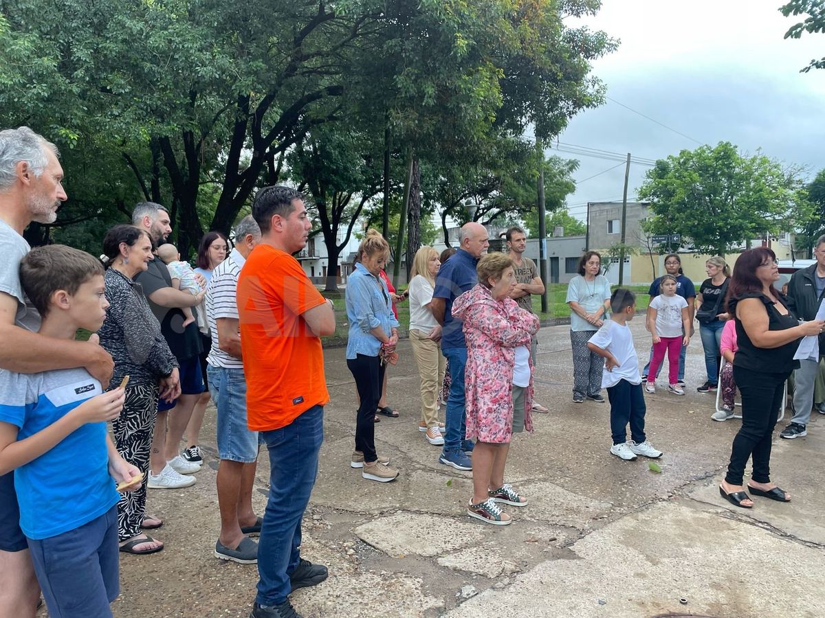 Un importante grupo de vecinos se hizo presente frente a la plaza Islas Malvinas. Un importante grupo de vecinos se hizo presente frente a la plaza Islas Malvinas.
