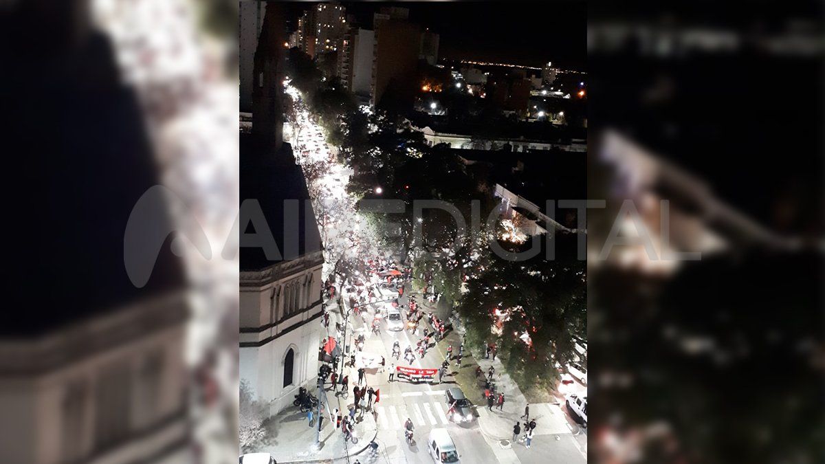 Así se desplegaba la caravana de hinchas de Colón por Boulevard Gálvez