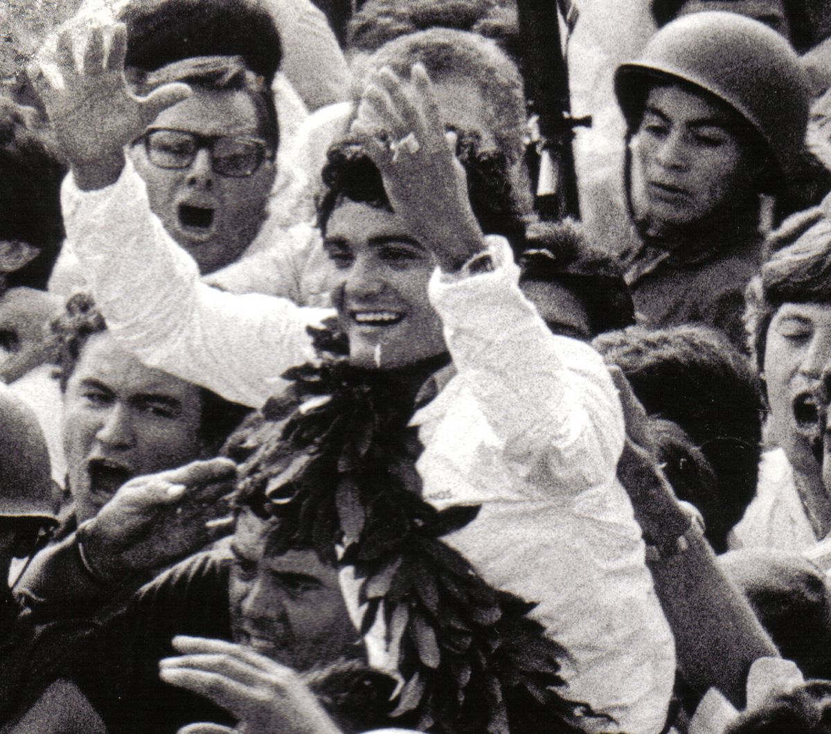 Tras perder la corona, Falucho viajó hasta México y, el sábado 1 de mayo de 1982 –en plena Guerra de Malvinas–, en el campo de béisbol del Parque Carta Clara de Mérida, Yucatán, le GKOT 13 (2’35”) al zurdo local Juanito Herrera y la recuperó. A su regreso al país (foto), contó: “A la victoria, se la dediqué a los soldados que estaban dando la vida por nosotros. A ellos les regalé mi pequeño aporte”. Tras perder la corona, Falucho viajó hasta México y, el sábado 1 de mayo de 1982 –en plena Guerra de Malvinas–, en el campo de béisbol del Parque Carta Clara de Mérida, Yucatán, le GKOT 13 (2’35”) al zurdo local Juanito Herrera y la recuperó. A su regreso al país (foto), contó: “A la victoria, se la dediqué a los soldados que estaban dando la vida por nosotros. A ellos les regalé mi pequeño aporte”.