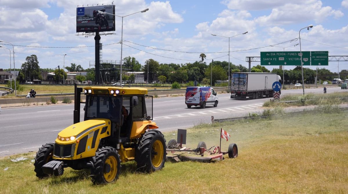 Personal de Vialidad realizando corte de pasto en la Circunvalación de Rosario, tras los reclamos. Personal de Vialidad realizando corte de pasto en la Circunvalación de Rosario, tras los reclamos.
