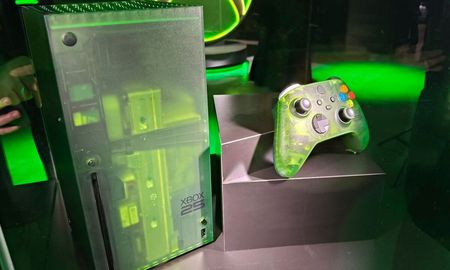 El diseño translúcido en tono esmeralda de la nueva Xbox Series X25 rinde un tributo directo a las carcasas especiales que marcaron la época dorada de los 128 bits a principios de los 2000. El diseño translúcido en tono esmeralda de la nueva Xbox Series X25 rinde un tributo directo a las carcasas especiales que marcaron la época dorada de los 128 bits a principios de los 2000.