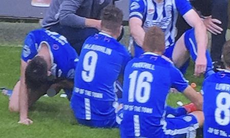 Eoin Bradley, del Colarain, orinó en el campo de juego durante un partido de la Copa de Irlanda y fue suspendido por seis fechas. Eoin Bradley, del Colarain, orinó en el campo de juego durante un partido de la Copa de Irlanda y fue suspendido por seis fechas.
