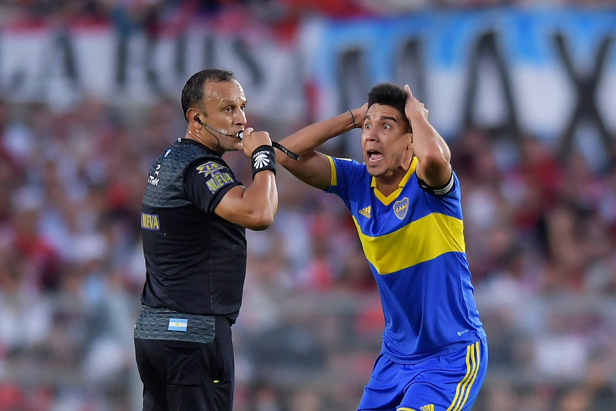 Darío Herrera mostró siete tarjetas rojas entre jugadores de ambos equipos.