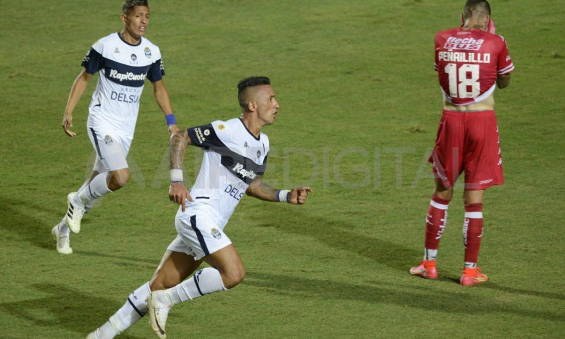 Lucas Barrios fue el jugador que más duelos aéreos ganó en el partido entre Unión y Gimnasia y Esgrima (LP).